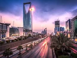 دبي _ الإمارات   شهدت سوق العقارات في دبي الخميس 9 أكتوبر يوما استثنائيًا محققة 2.2 مليار درهم من المبيعات عبر 816 صفقة في مؤشر قوي على حيوية القطاع واستمرار جاذبيته الاستثمارية  الصفوات الكبرى تقود المشهد  تصدرت منطقة جميرا فييلج سركل قائمة المبيعات بقيم