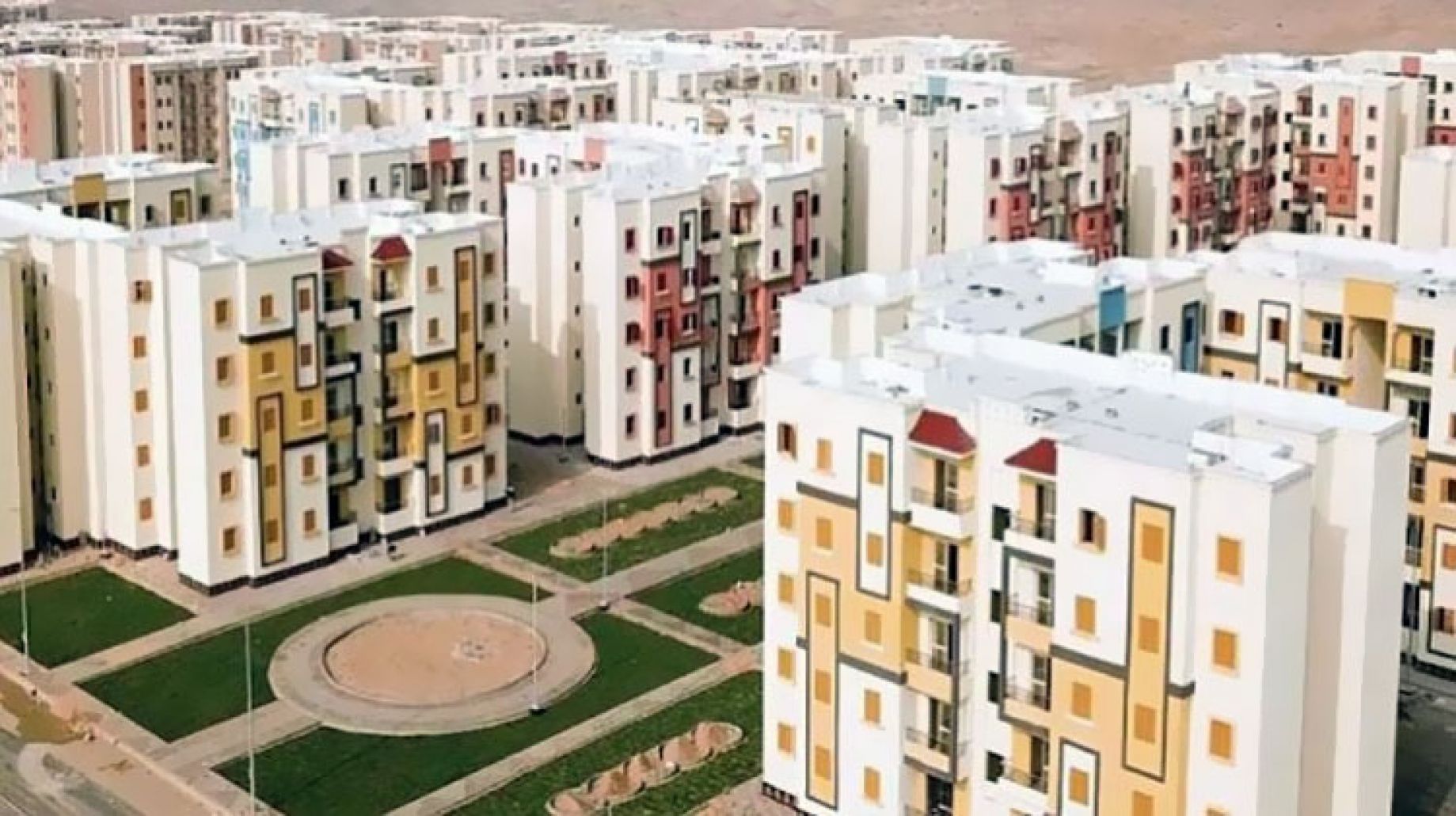 القاهرة، مصر   أنهت البورصة المصرية جلسة أمس الخميس على أداء متباين، وسط استقرار نسبي للمؤشرات وتراجع محدود في بعض الأسهم القيادية، في حين تصدّر القطاع العقاري المشهد بتحركات قوية أبرزها سهم بايونيرز بروبرتيز للتنمية العمرانية الذي قفز بنحو 20%، مسجلاً أك