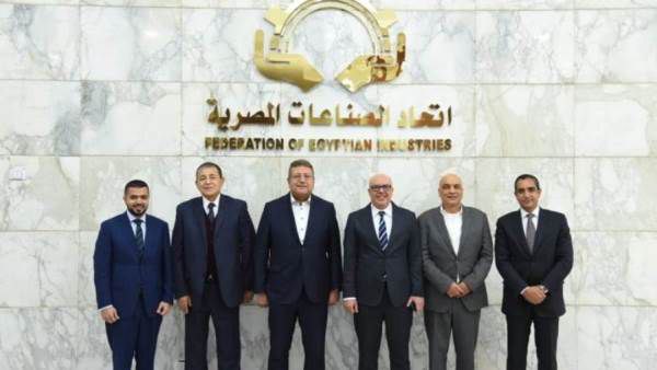 محار الحسن،  مساحات في ظل تقلبات الأسواق العالمية، حيث سجلت الفضة ارتفاعاً قياسياً بنحو 165-170% خلال عام 2025 لتصل إلى مستويات تتجاوز 77-79 دولاراً للأونصة، يبرز قطاع العقارات في دول الخليج، خاصة الإمارات والسعودية، كملاذ ملموس جذاب يجمع بين الاستقرار وا