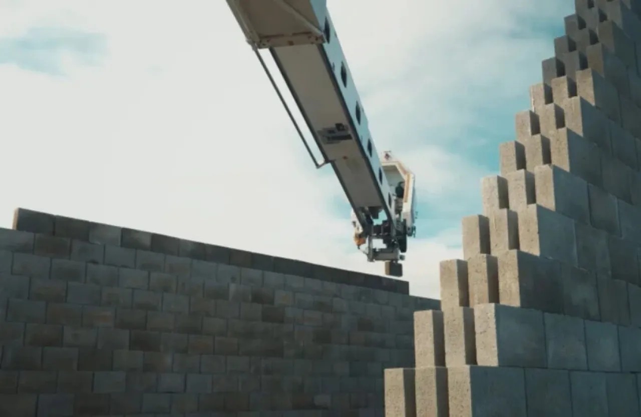 دبي تطلق الثورة الصناعية الرابعة في قطاع البناء.. إطلاق أول فيلا سكنية تُنفذ بالكامل بالروبوتات