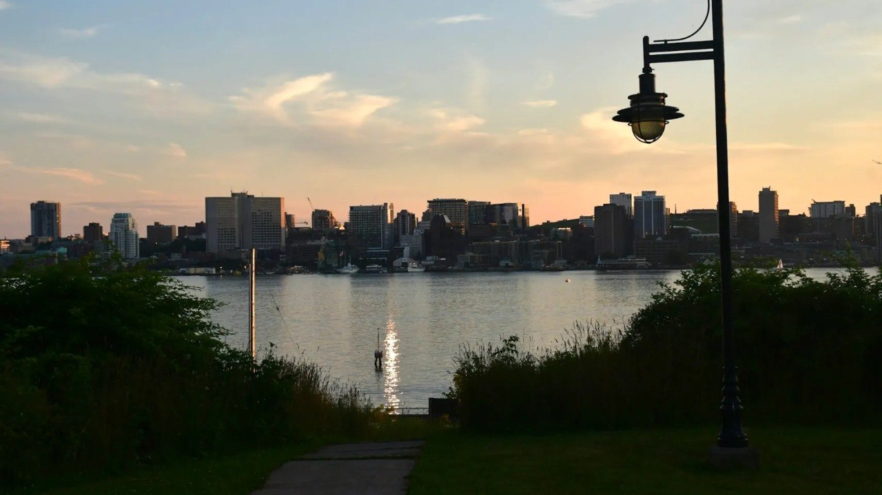 بيانات حديثة تكشف عن مرونة غير متوقعة في الأقاليم الأطلسية مقابل تباطؤ المراكز الحضرية الكبرى سوق العقارات الكندي بين التهويل والواقع: “نوفا سكوشا” تسجل قفزة قياسية رغم توقعات الانهيار