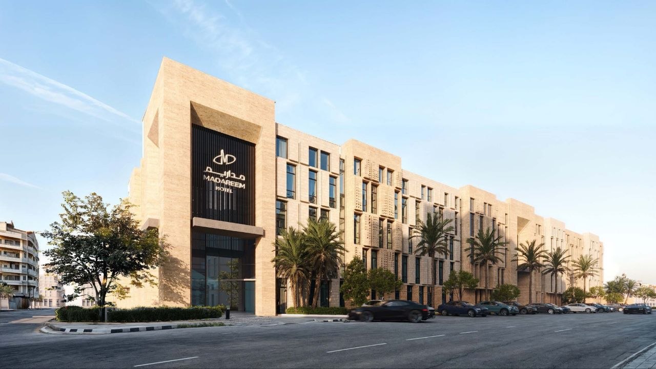 مداريم وذيب تطوران واجهات فندق بالرياض وفق الطراز السلماني